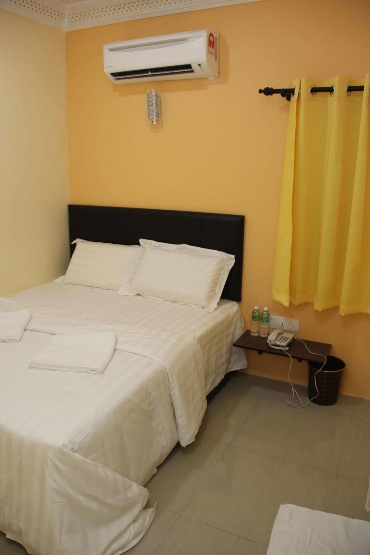 Oyo 89665 Royale City Hotel Sepang Eksteriør billede